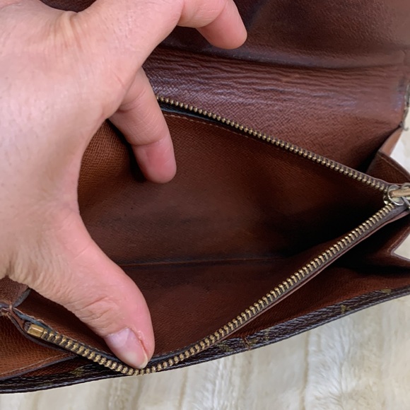 LV Monogram Emilie Continental Wallet - Picture 6 of 16